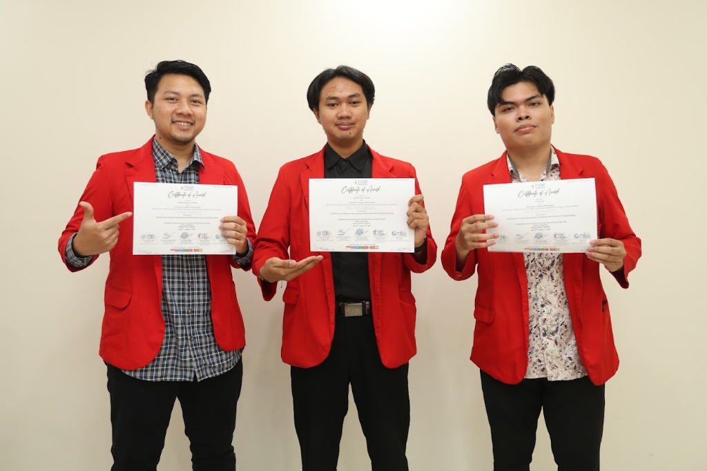 Penyerahan Sertifikat Juara Silver Medal TISIIF