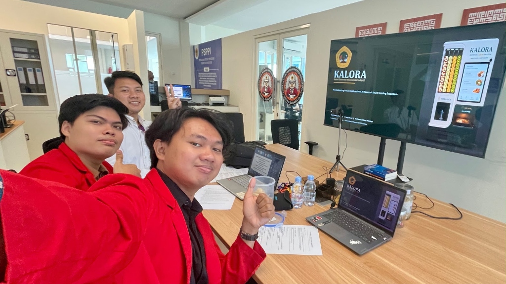 Presentasi Pitching KALORA di TISIIF
